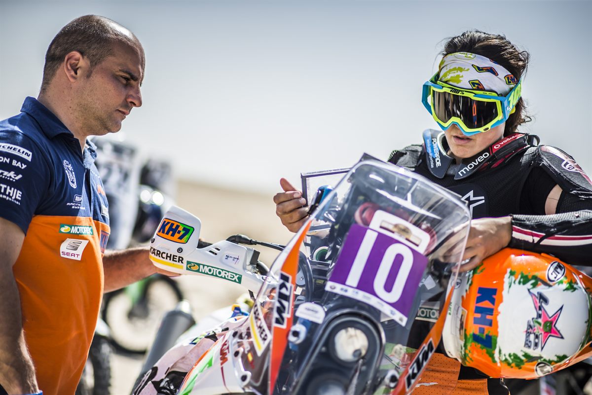 Laia Sanz & Mechanic KTM 450 RALLY Qatar 2016