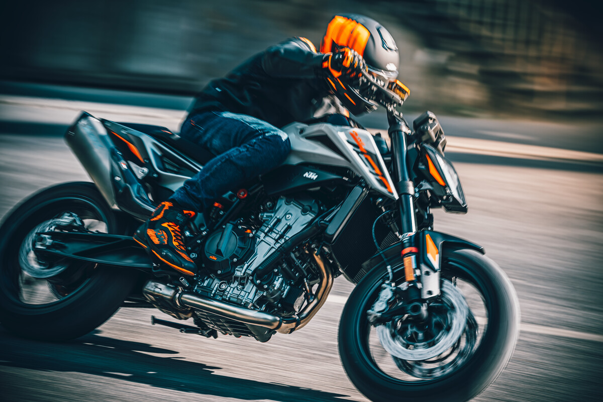 462215_MY23 KTM 790 DUKE_ Action_EU_ Global