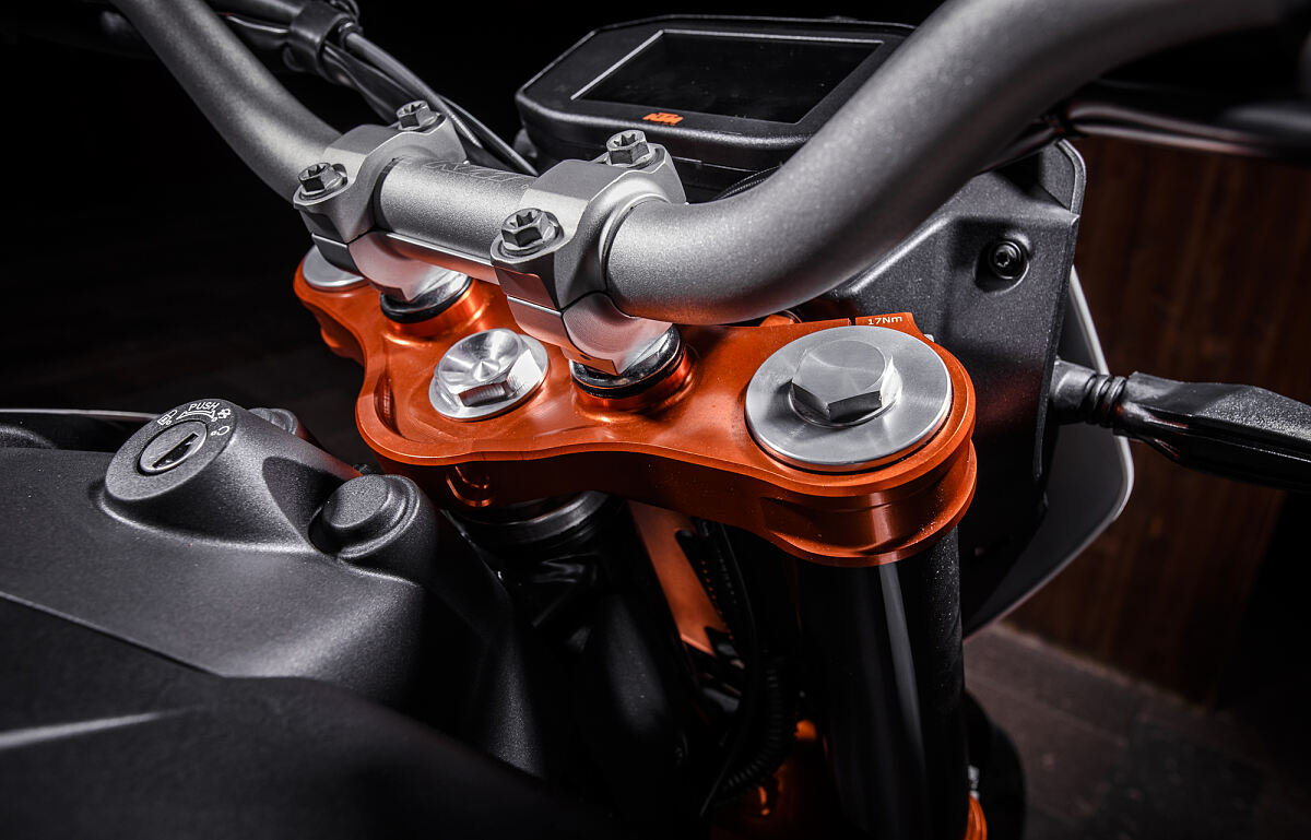2015-11-26 KTM DUKE 690-690