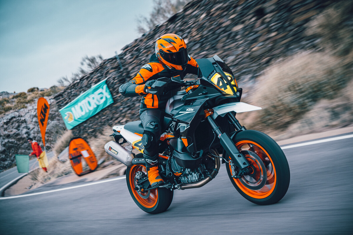 509977_MY23 KTM 890 SMT_Action_Action