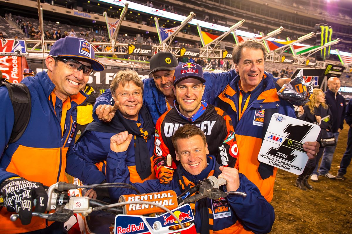 Ryan Dungey, Carlos Rivera, Harald Plöckinger, Troy Dungey, Pit Beirer & Stefan Pierer KTM 450 SX-F East Rutherford 2016