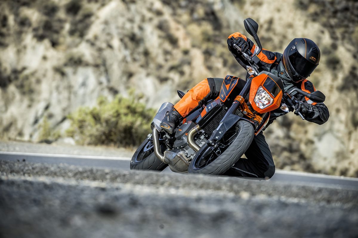 KTM 690 DUKE Action 1
