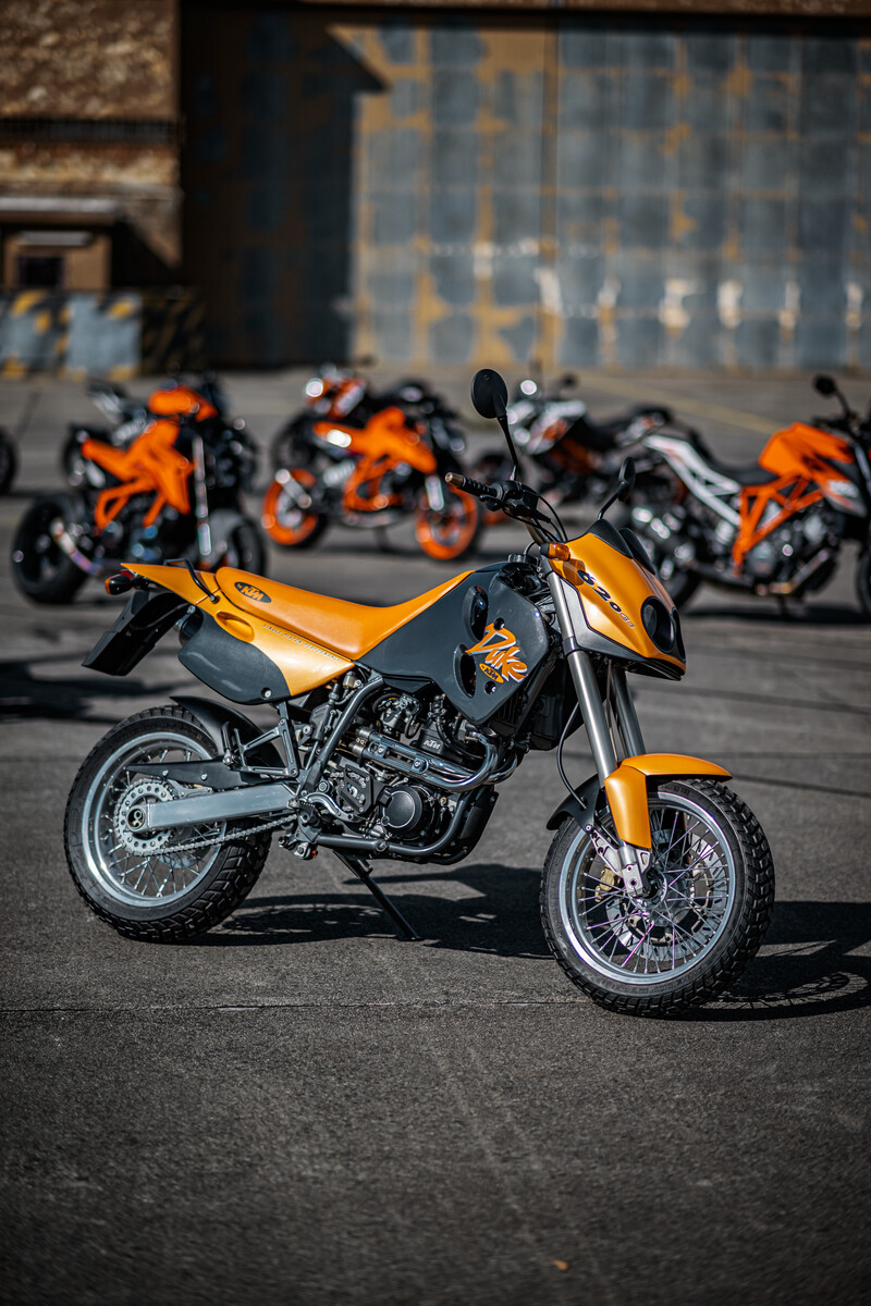 KTM 30 YEARS OF DUKE