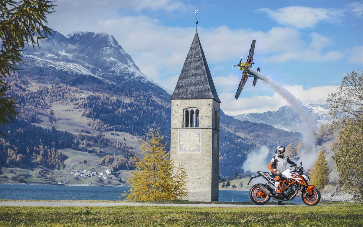 KTM 1290 SUPER DUKE R SE vs. 540 Zivko Edge