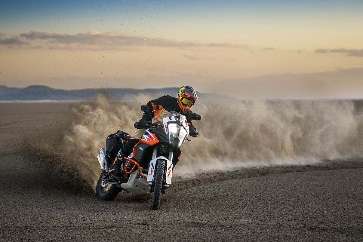 489002_MY23 KTM 1290 SUPER ADVENTURE R Action - CAT B_EU_ Global (1)