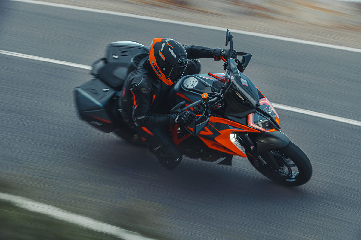 420088_MY22 KTM 1290 SUPER DUKE GT_ Action_EU_ Global (1)