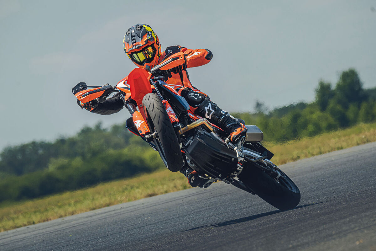 466851_MY23 KTM 690 SMC R - Action - Cat B_EU_ Global