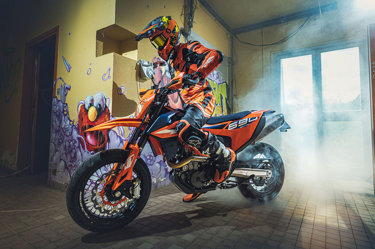 466859_MY23 KTM 690 SMC R - Action - Cat B_EU_ Global