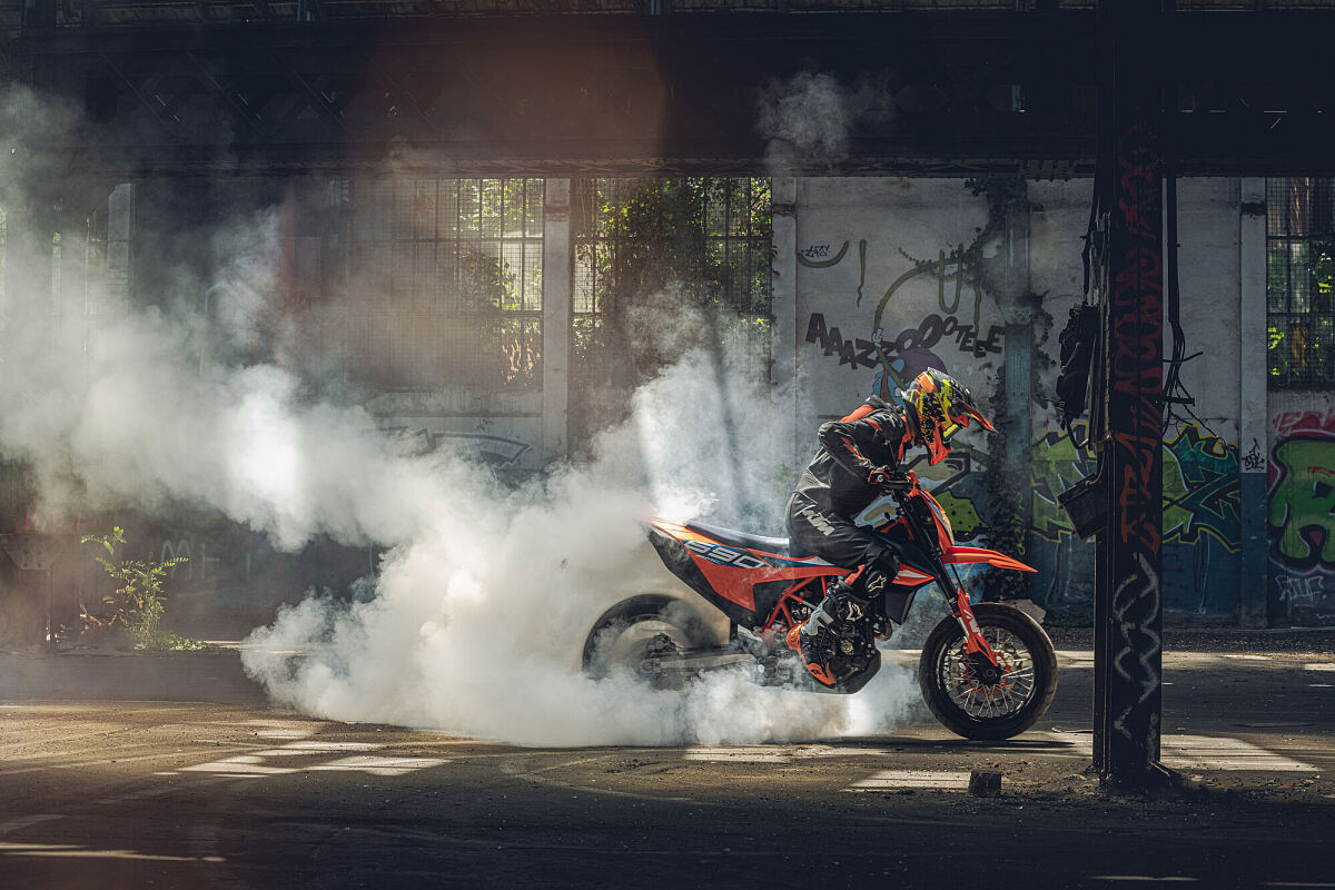 466863_MY23 KTM 690 SMC R - Action - Cat B_EU_ Global