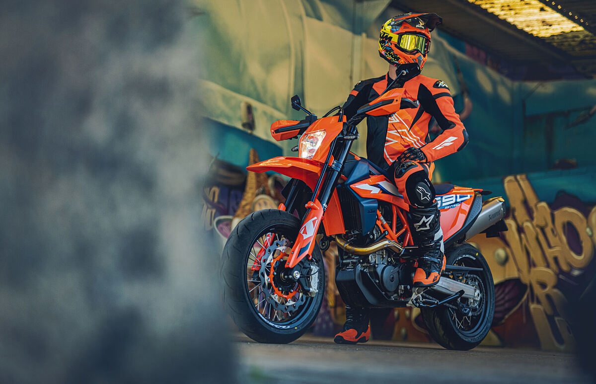466878_MY23 KTM 690 SMC R - Statics - Cat B_EU_ Global