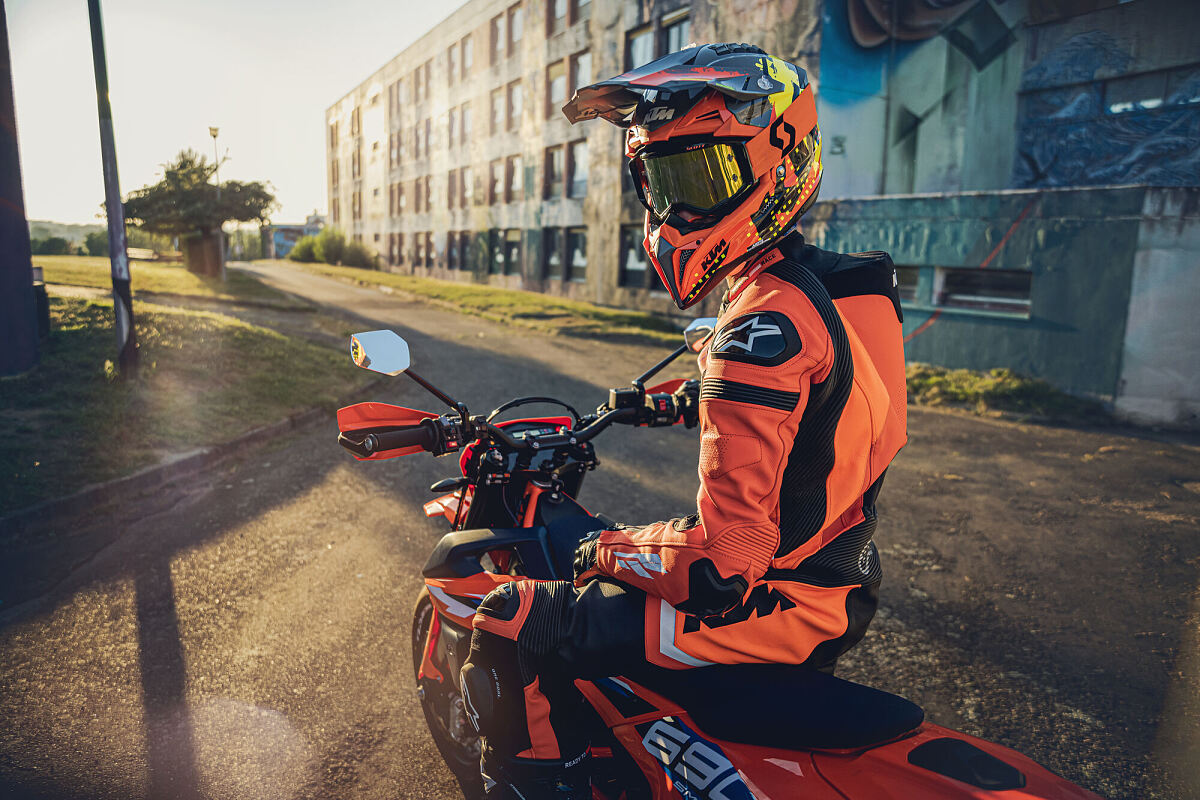 466881_MY23 KTM 690 SMC R - Statics - Cat B_EU_ Global