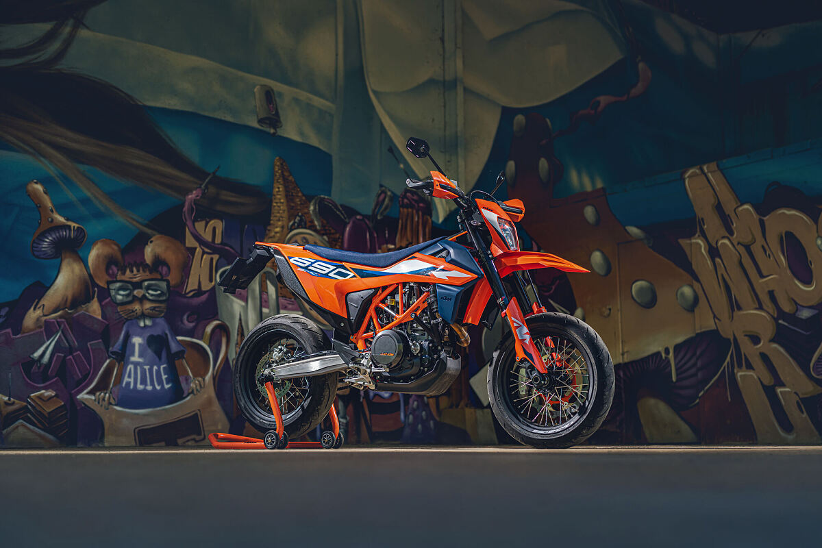 466882_MY23 KTM 690 SMC R - Statics - Cat B_EU_ Global