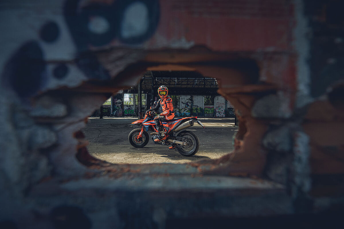 466885_MY23 KTM 690 SMC R - Statics - Cat B_EU_ Global