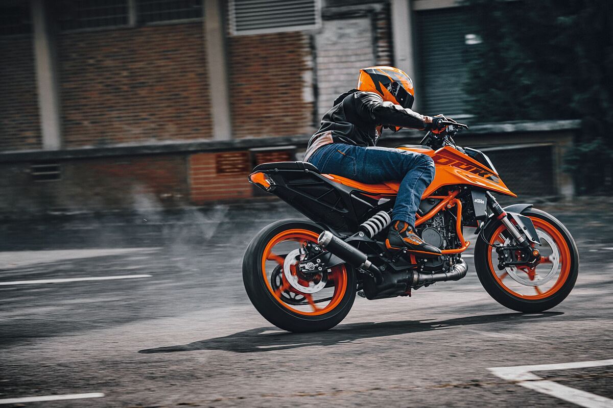 541649_MY24 KTM 390 DUKE_Action_Cat_A_30YEARS of DUKE COLLECTION