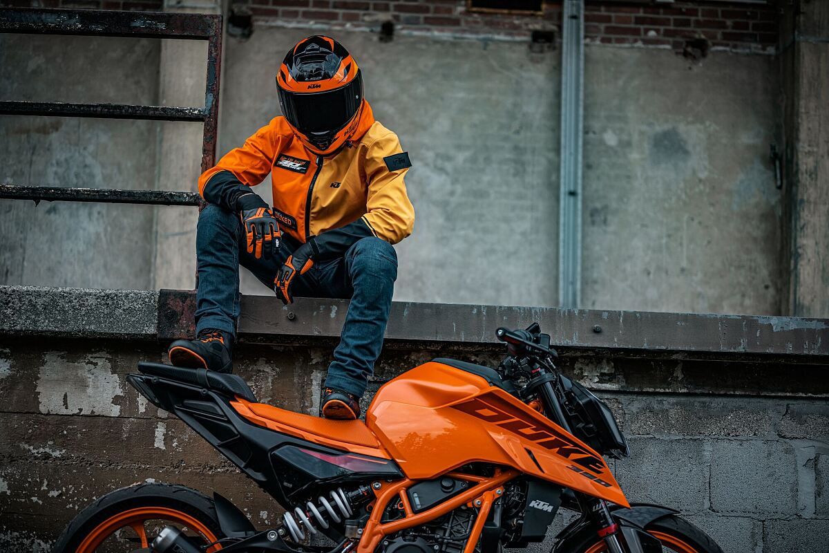 541687_MY24 KTM 390 DUKE_Static_30YEARS of DUKE COLLECTION