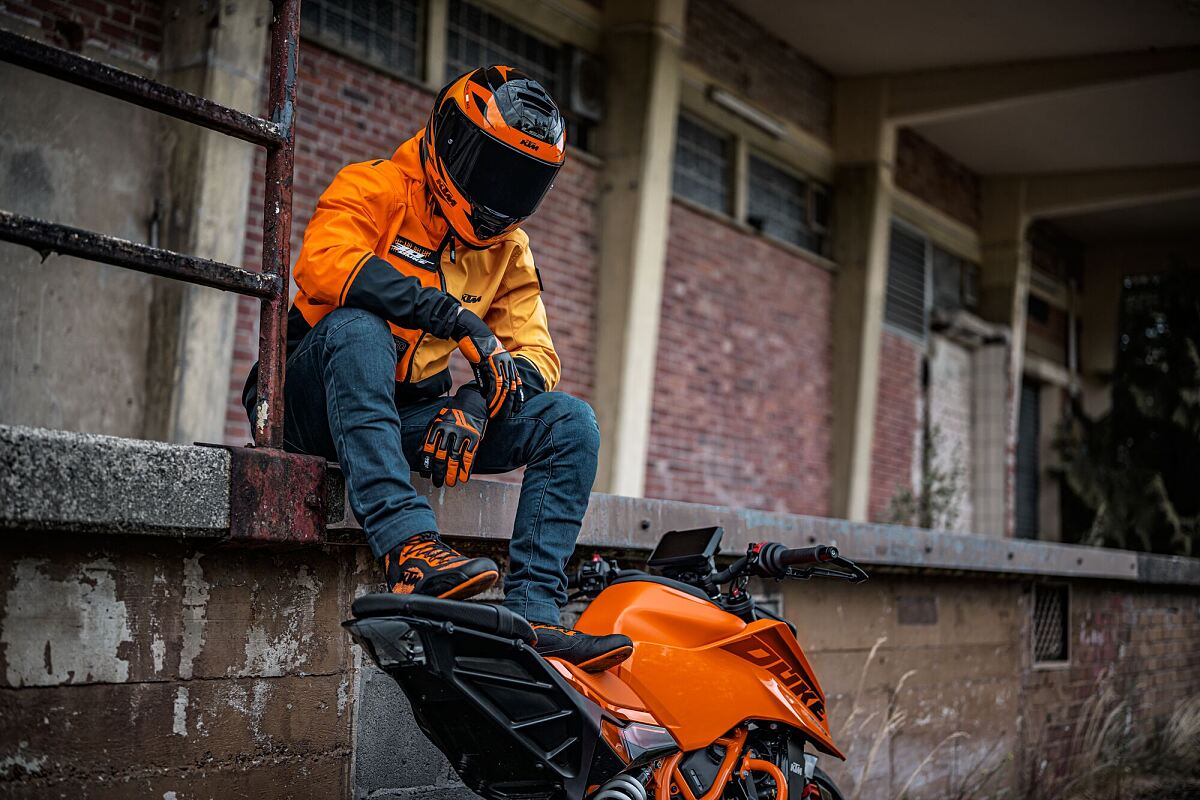 541688_MY24 KTM 390 DUKE_Static_30YEARS of DUKE COLLECTION
