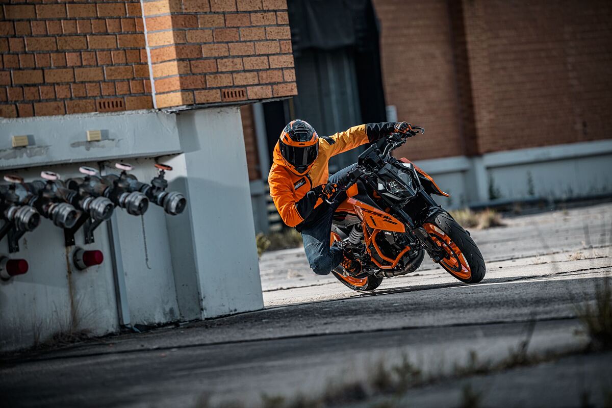541694_MY24 KTM 390 DUKE_Action_30YEARS of DUKE COLLECTION
