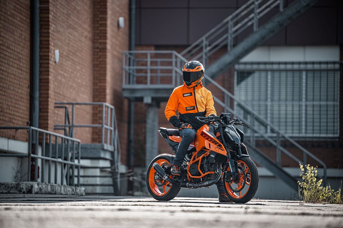 541697_MY24 KTM 390 DUKE_Static_30YEARS of DUKE COLLECTION