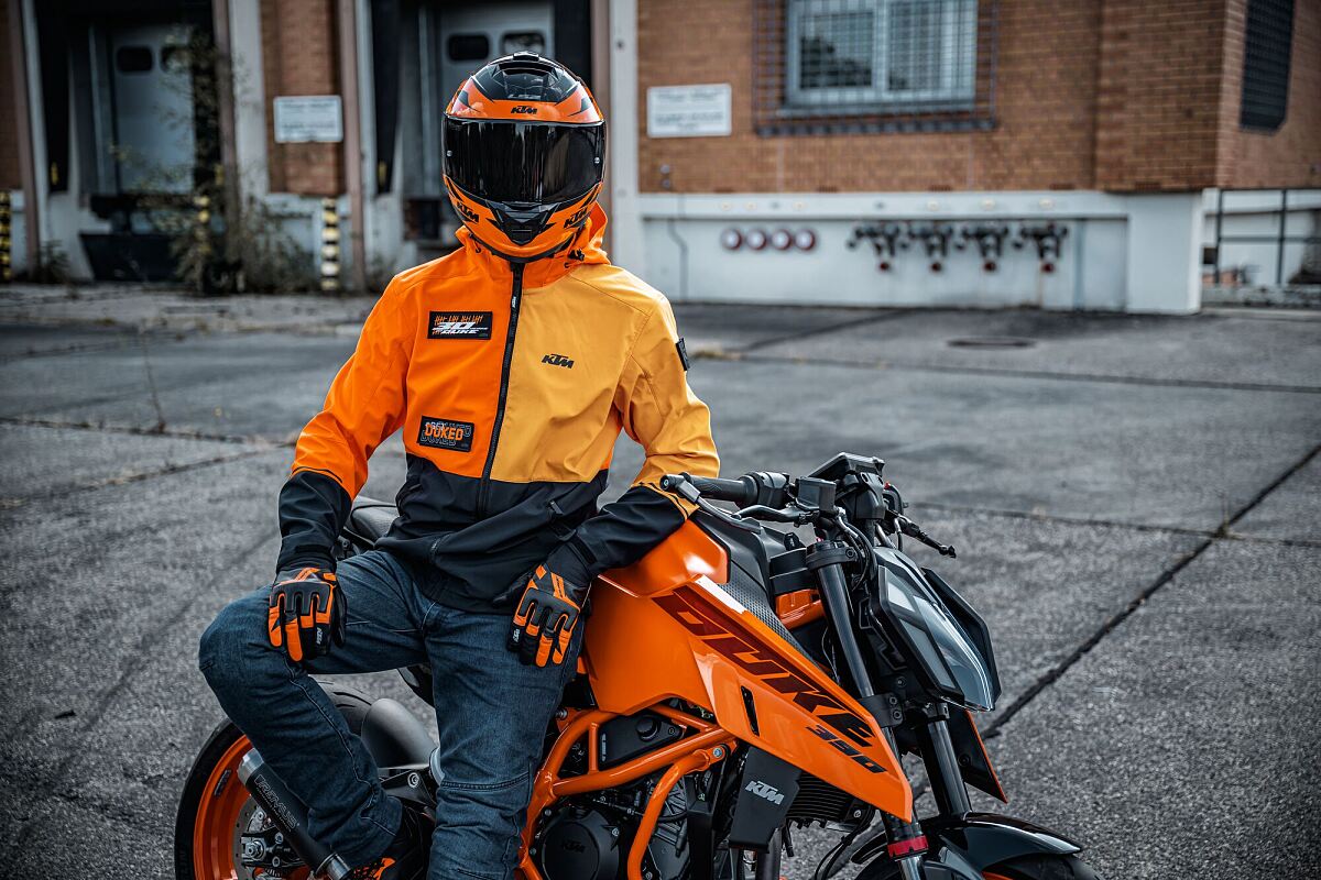 541701_MY24 KTM 390 DUKE_Static_30YEARS of DUKE COLLECTION