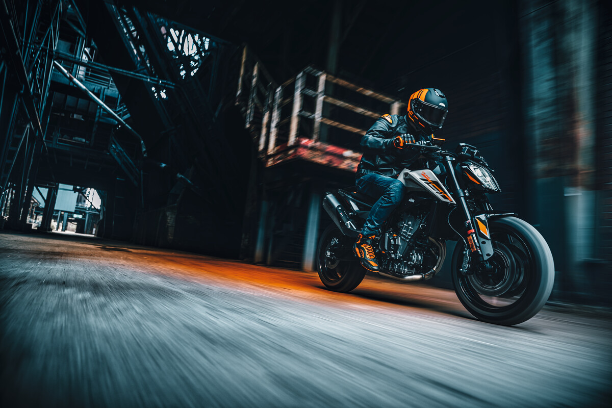 462423_MY23 KTM 790 DUKE_ Action_EU_ Global