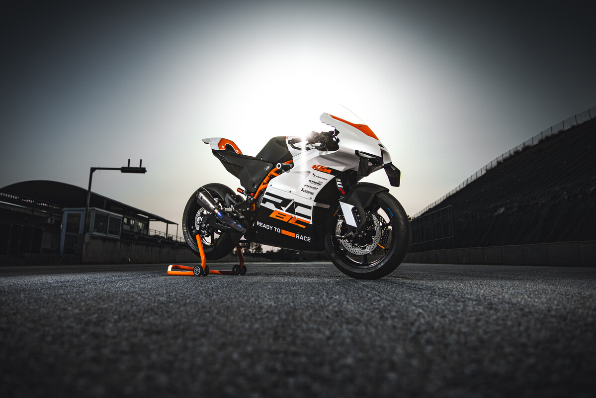2024 KTM RC 8C STATIC 1
