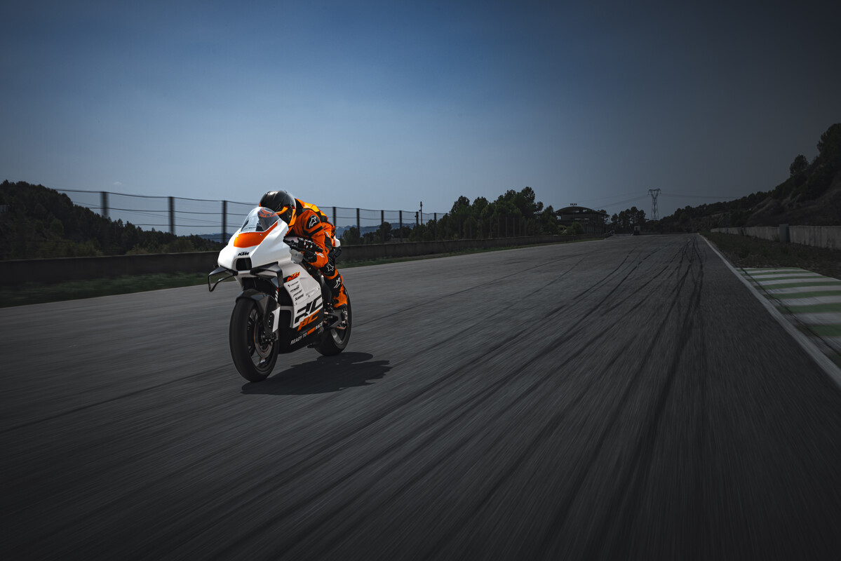 2024 KTM RC 8C ACTION 3