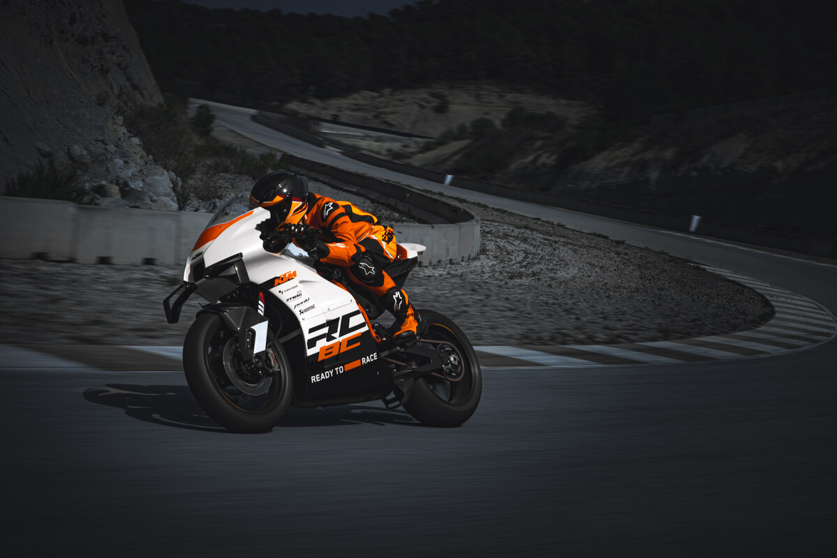 2024 KTM RC 8C ACTION 4