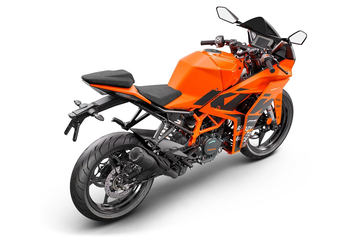 478738_RC125 ORANGE MY23 Rear-Right_EU_ Global