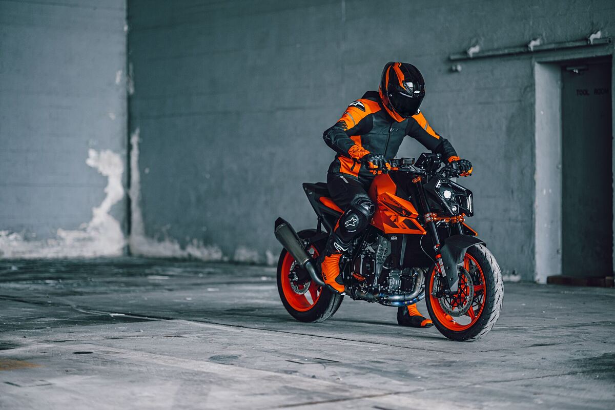554196_MY24 KTM 990 DUKE_Static_Static_STATIC_02_STATIC