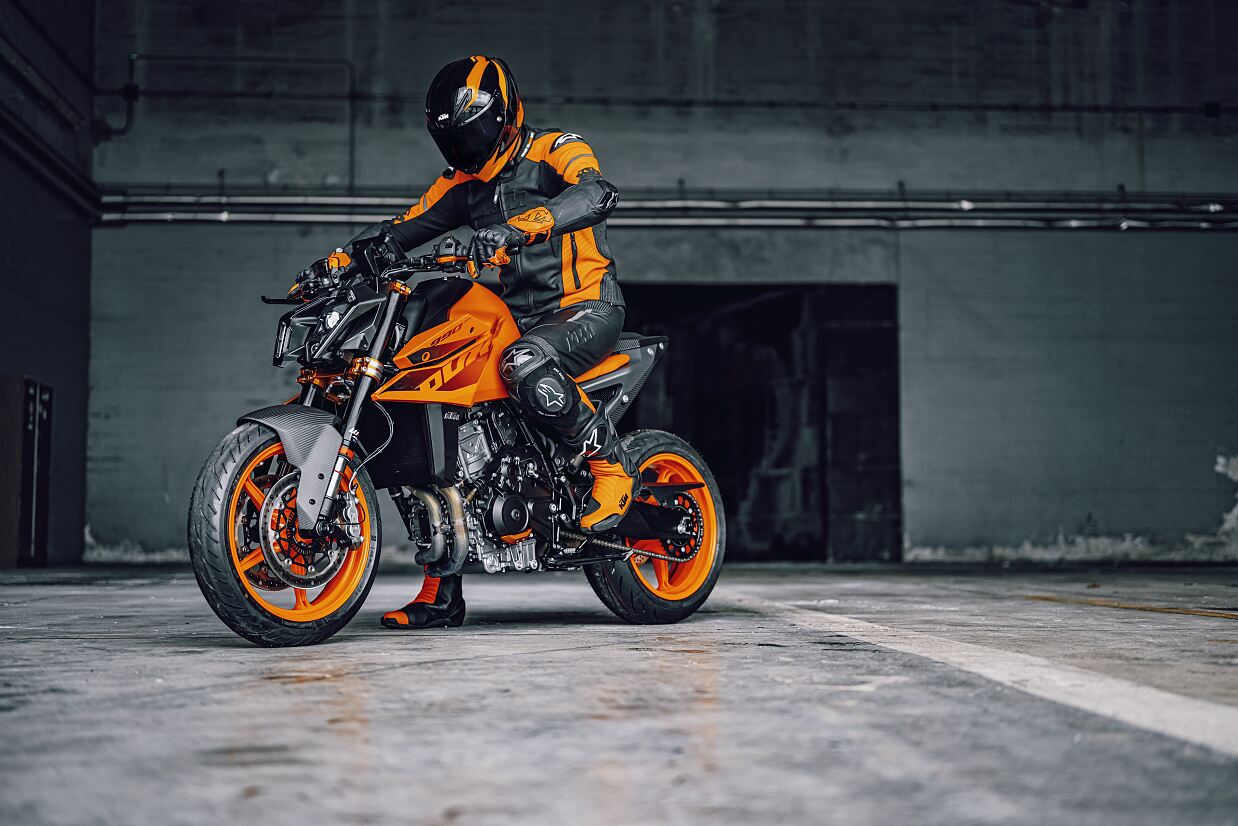 554198_MY24 KTM 990 DUKE_Static_Static_STATIC_02_STATIC