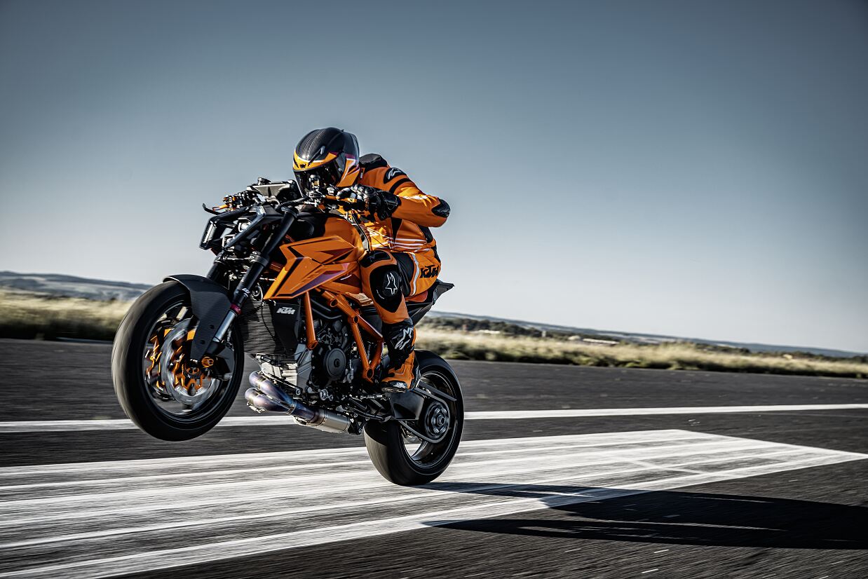 554262_MY24 KTM 1390 SUPER DUKE R_Action_Action_ACTION_01_ACTION