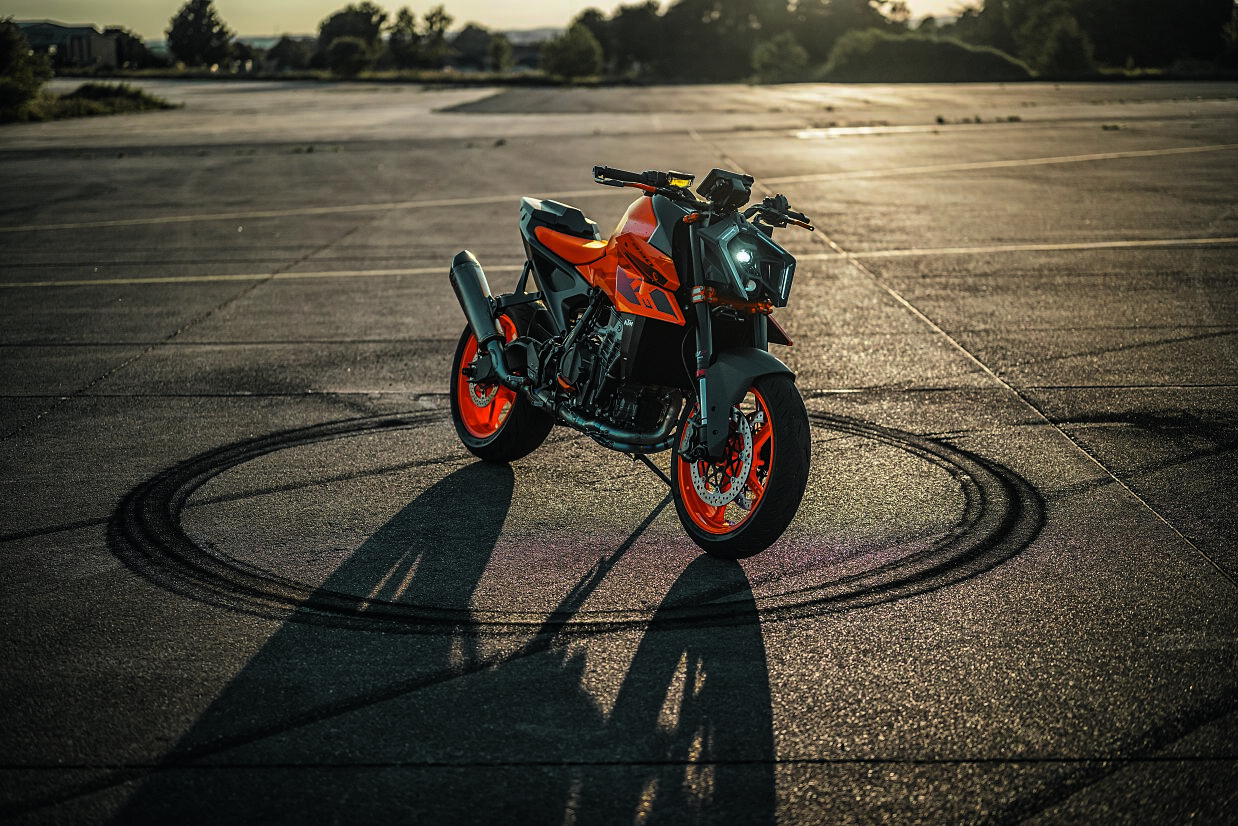 551926_MY24 KTM 990 DUKE_Static_Cat A_Static_STATIC_02_STATIC