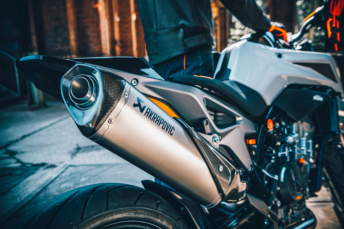 462189_MY23 KTM 790 DUKE_ Details _ Parts_ AKRAPOVIČ _SLIP-ON LINE_ _Static_EU_ Global