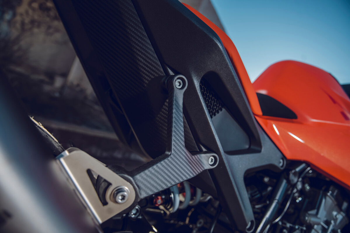 574247_MY24 KTM 990 DUKE - Static _01_STATIC IMAGES