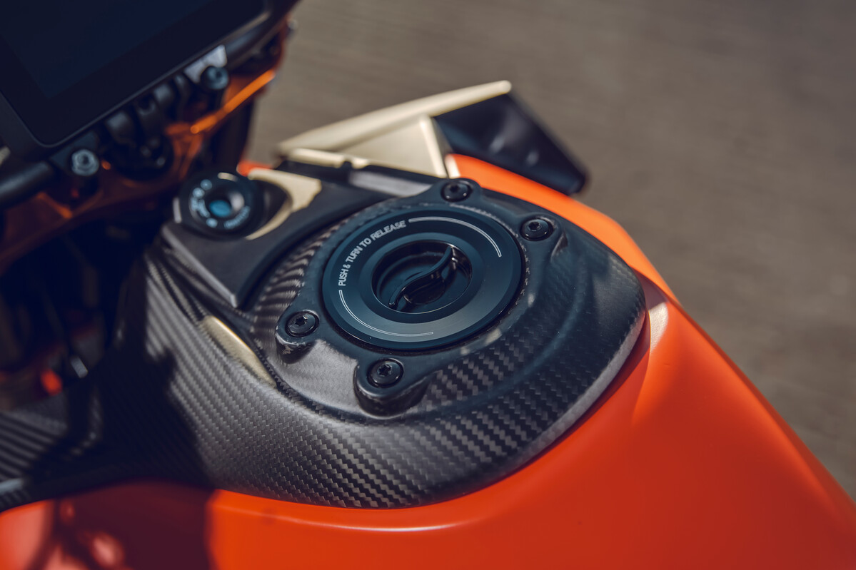 574266_MY24 KTM 990 DUKE - Static _01_STATIC IMAGES