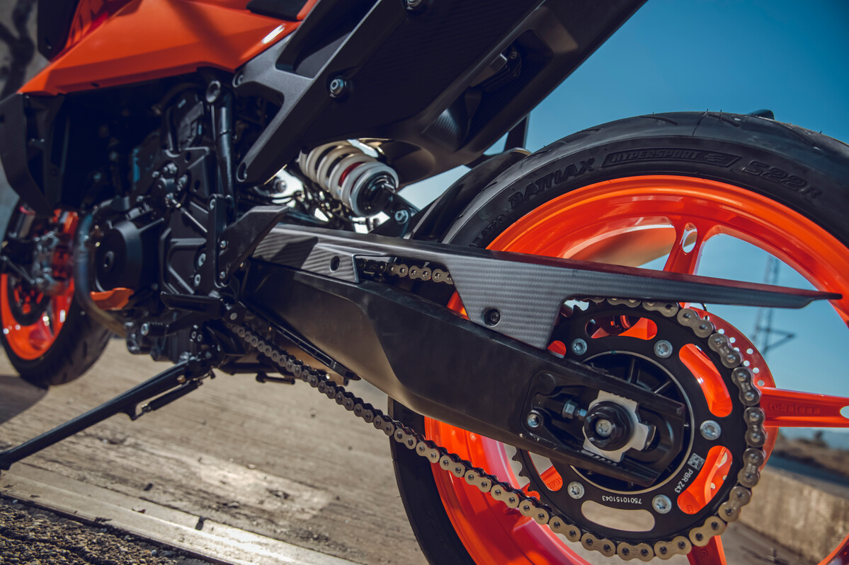 574271_MY24 KTM 990 DUKE - Static _01_STATIC IMAGES