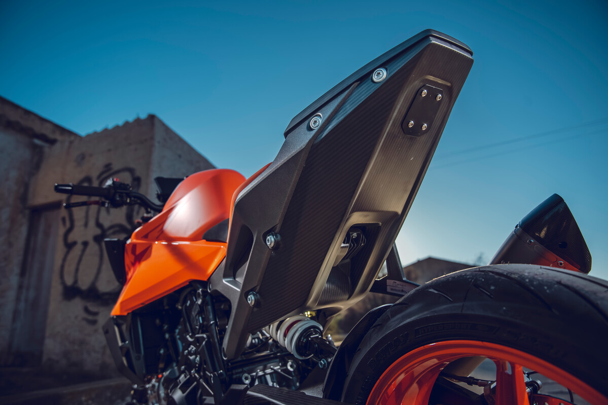 574273_MY24 KTM 990 DUKE - Static _01_STATIC IMAGES