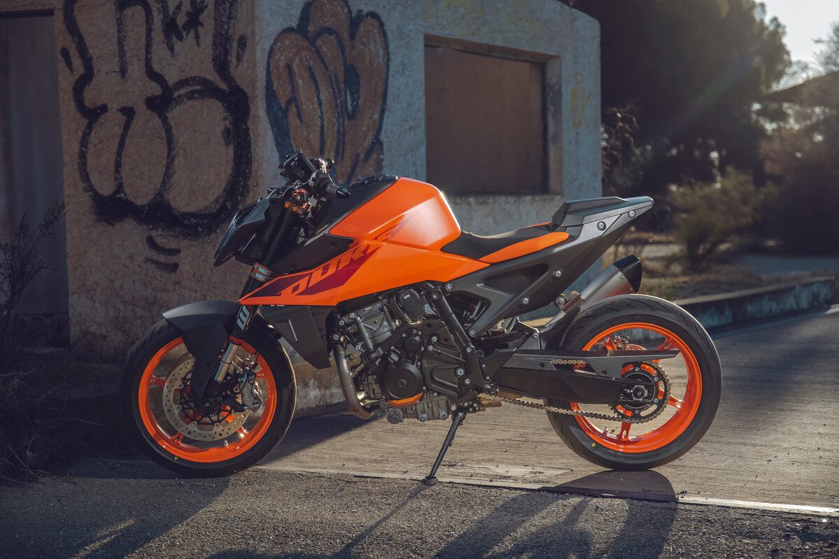 574277_MY24 KTM 990 DUKE - Static _01_STATIC IMAGES