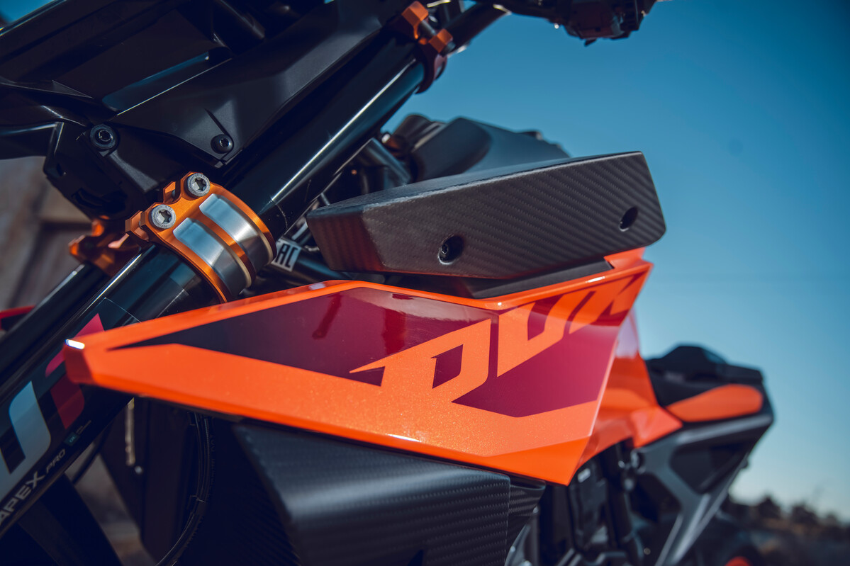574300_MY24 KTM 990 DUKE - Static _01_STATIC IMAGES
