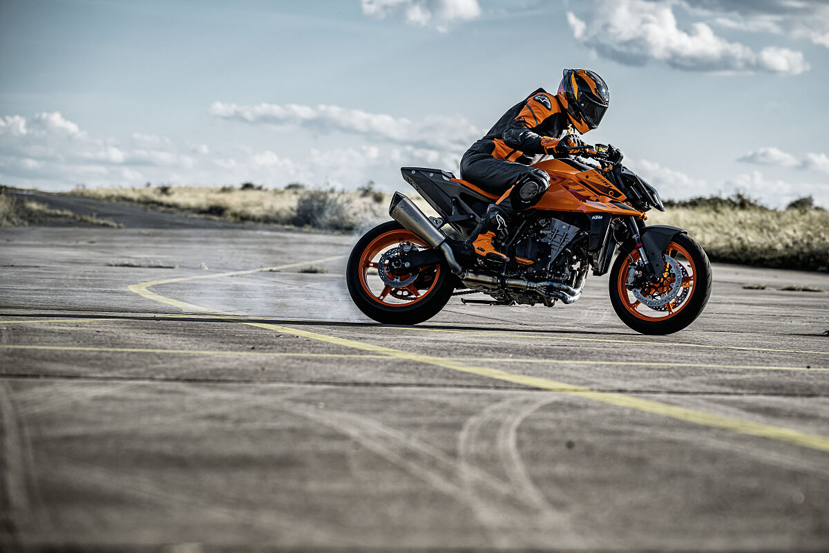 554185_MY24 KTM 990 DUKE_Action _Action_ACTION_01_ACTION