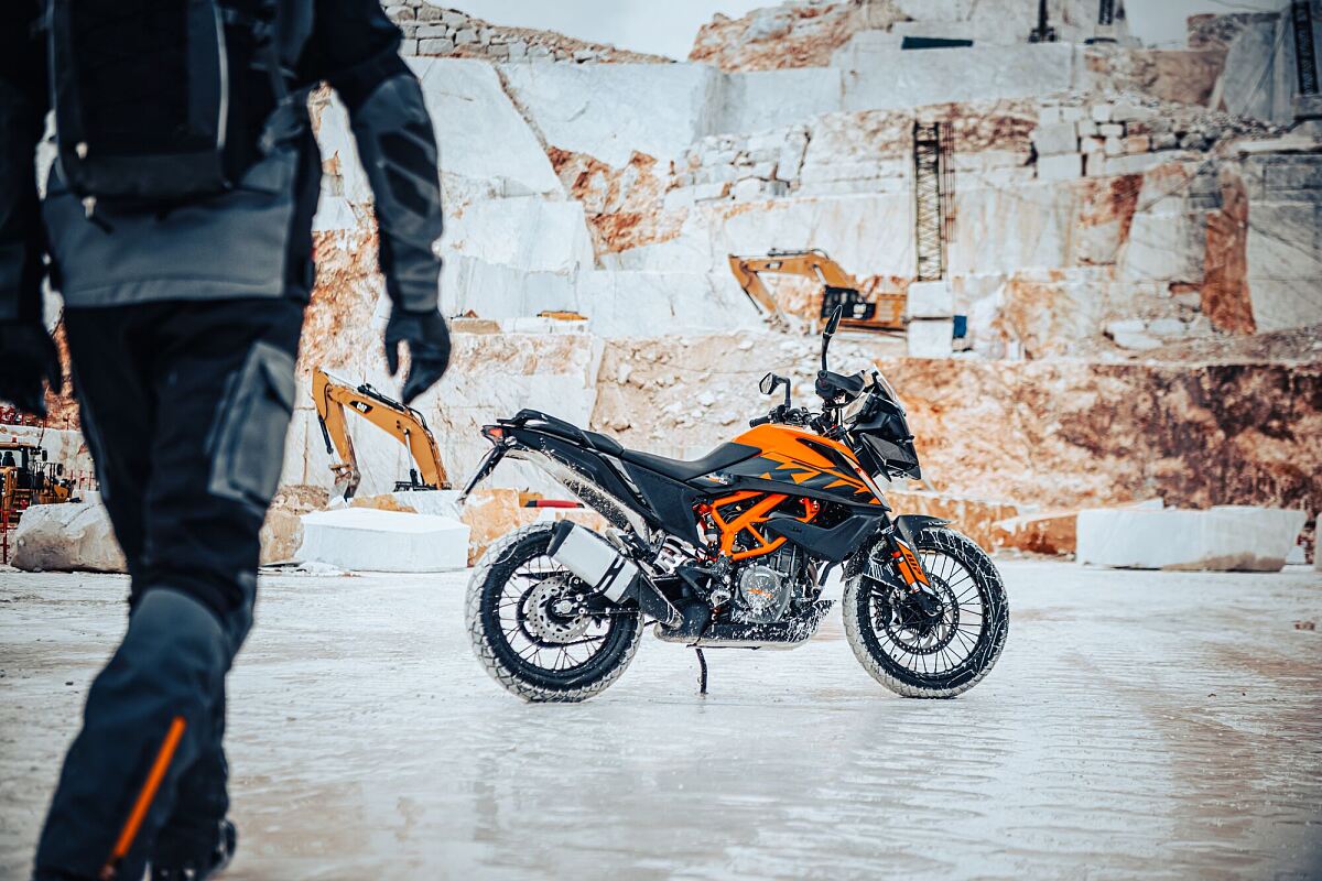 491740_MY23 KTM 390 ADVENTURE _Spoke Wheels_ Static - CAT B_IMAGES_EU_ Global