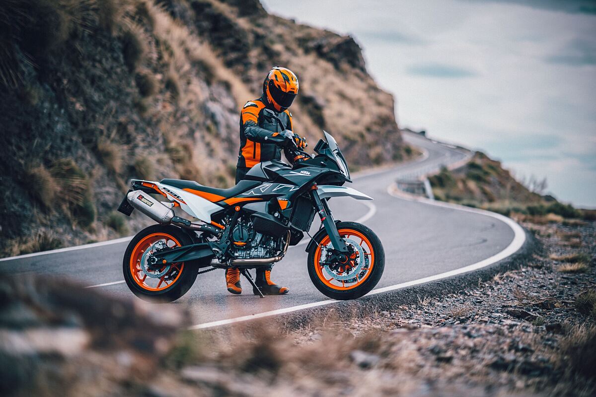 509907_MY23 KTM 890 SMT_Static_Road_Legel_Bike_Static