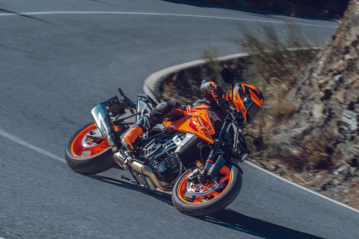 574222_MY24 KTM 990 DUKE - Action_02_KTM 990 DUKE PRE-SHOOTING IMAGES AND VIDEO_02_ACTION IMAGES