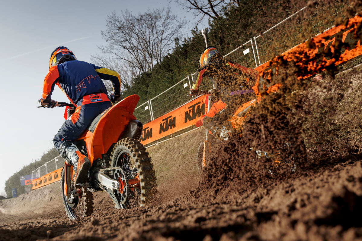 585091_MY25_ KTM 300 SX_ KTM 350 SX-F__01_ACTION