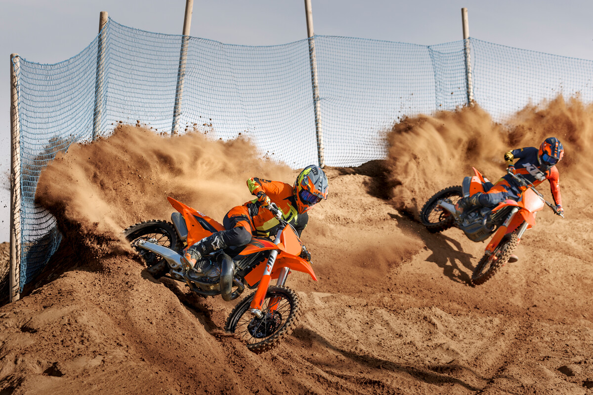 585092_MY25_ KTM 300 SX_ KTM 350 SX-F__01_ACTION
