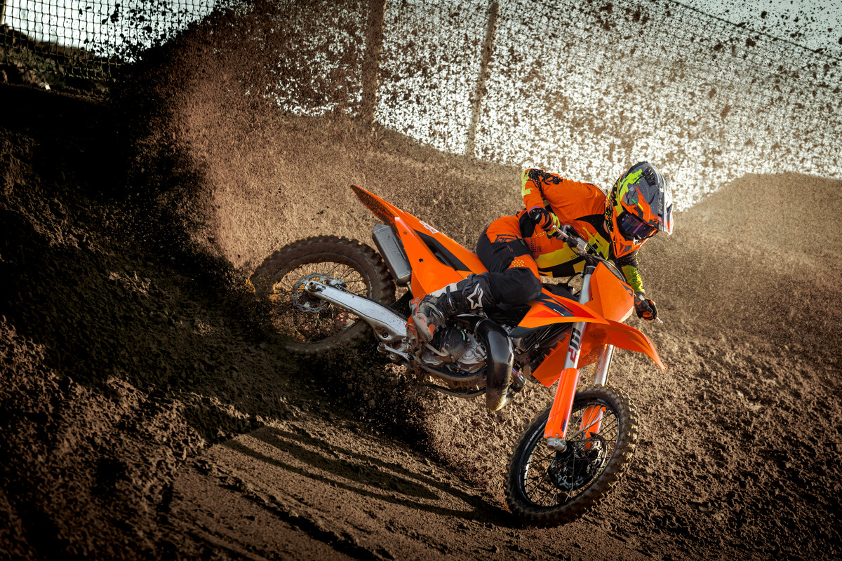 579871_MY25 KTM 300 SX - Action_01_ACTION
