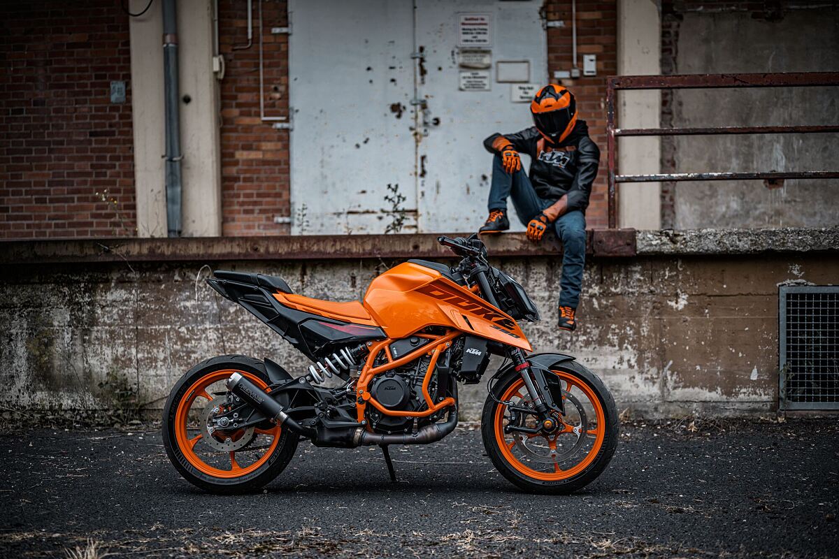 541681_MY24 KTM 390 DUKE_Static_Static_02_STATIC