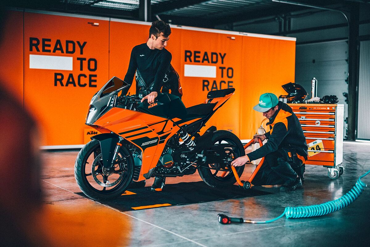571594_MY24 KTM RC 125_STATIC_MY24_Static_MY24 KTM RC 125_STATIC