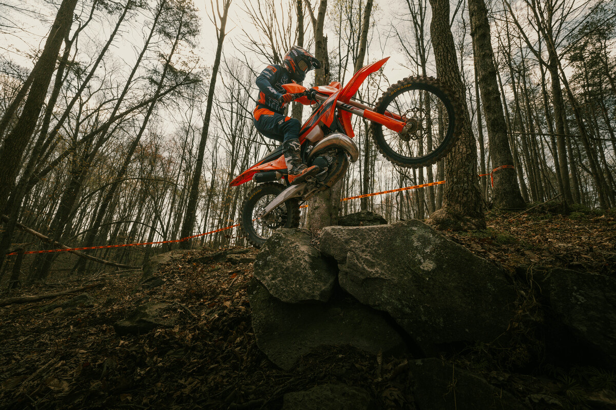 588976_MY25 KTM XC_ACTION_01_ACTION