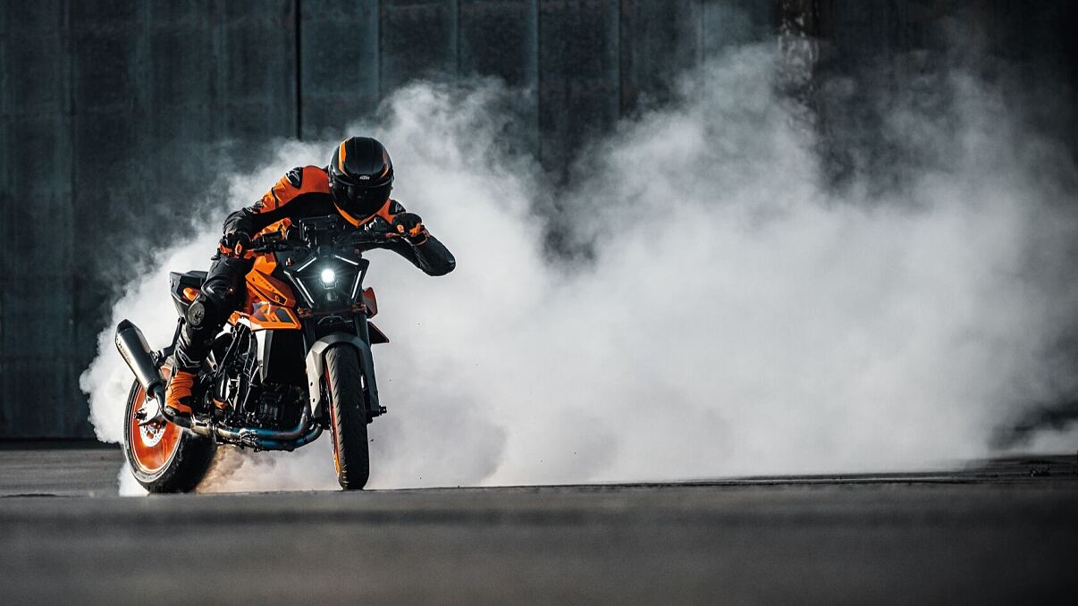 554148_MY24 KTM 990 DUKE_Action_Cat A_Action_ACTION_01_ACTION